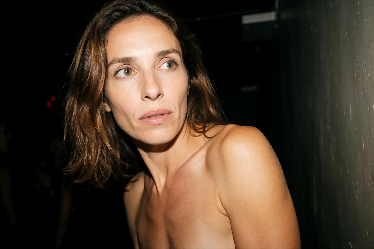 Escena 1 del relato: La noche que todos la miraron en el club liberal
