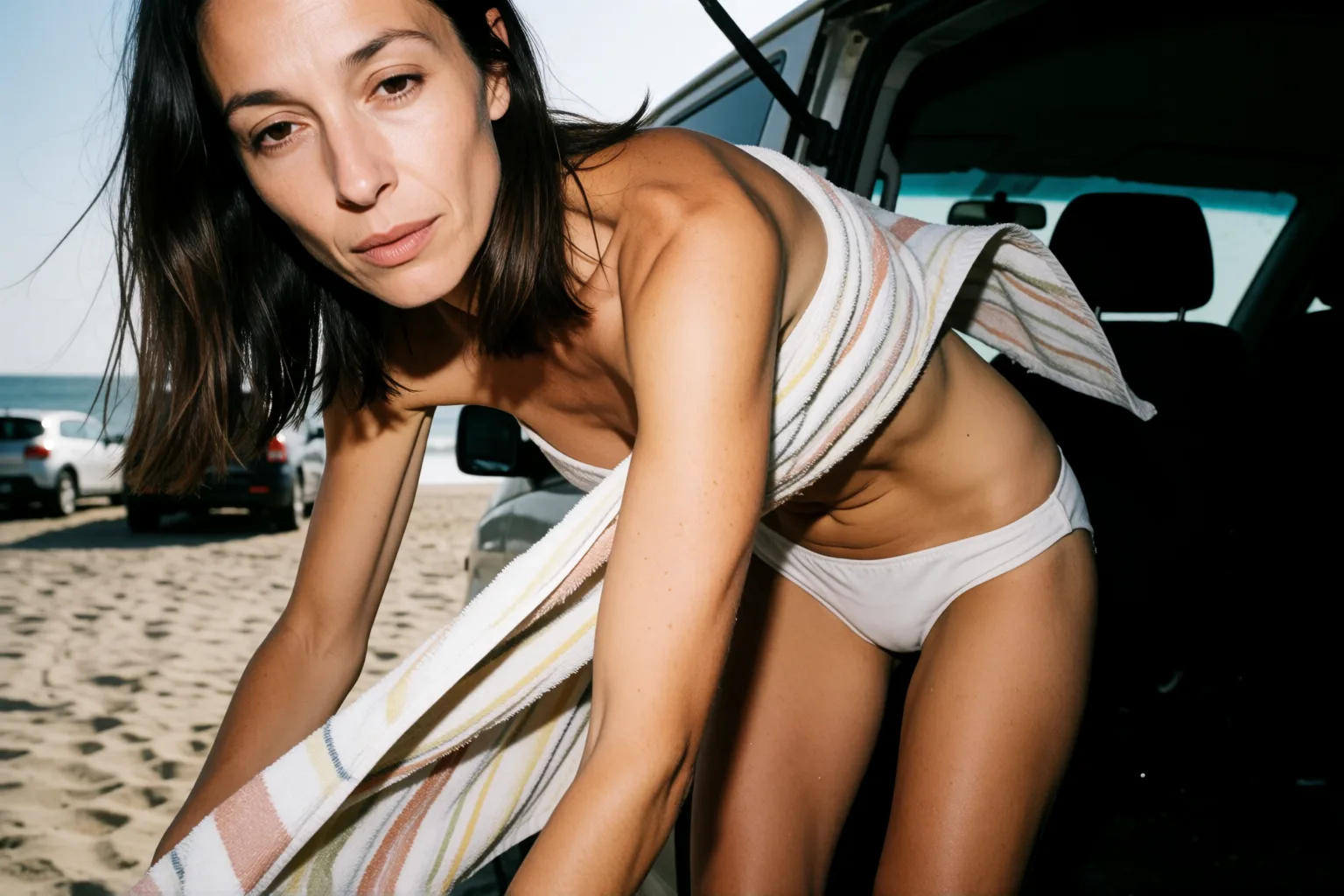 Escena 1 del relato: La tímida que el viento desnudó en la playa